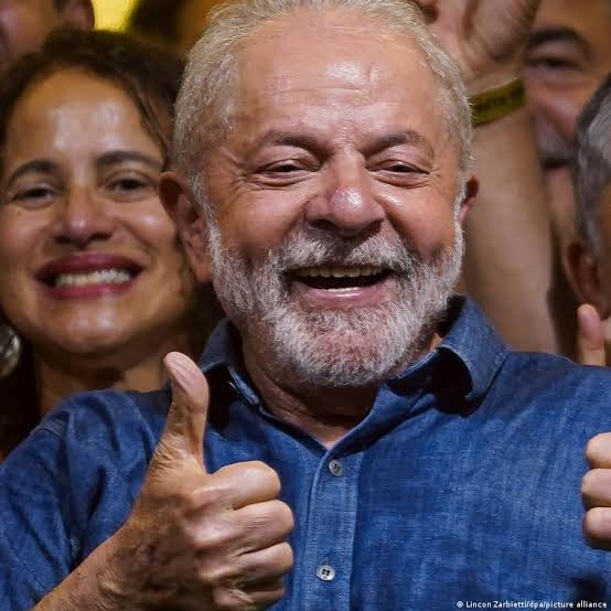 Gudari_Rojo's tweet photo. No existiria hoy un @ABDELAESPRIELLA si @petrogustavo no hubiese sido un tibio, peligrosamente ambivalente, no existiria un @FlavioBolsonaro si @LulaOficial hubiese mostrado más firmeza ante la derecha continental, a la que fortaleció cuando comenzó a trabajar contra Venezuela vetando la entrada de nuestro país a los BRICS, no existiria un loco en el poder de la hermana Argentina como @JMilei si @CFKArgentina por pura ambición personal no hubiese apoyado a una estafa como @alferdez edulcorado, degenerado y traidor. Ellos tres son los principales culpables del avance de la derecha en el continente.
A Venezuela la traicionaron y la dejaron sola en plena batalla continental, pensaron que eso les congraciaria con sectores que siempre los despreciaron y que les iba a salir barato apuñalar a @NicolasMaduro por la espalda.
Pero no fue así y los resultados están a la vista.
