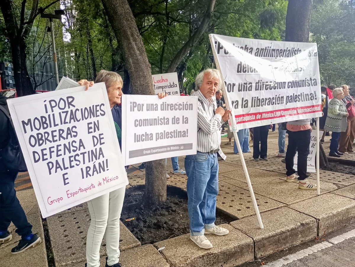 MXReferencia's tweet photo. #CDMX 

Con consignas como "No es una guerra, es genocidio" y "Los niños de Gaza no son una amenaza", se lleva a cabo la movilización de la Alianza Global por #Palestina este 10 de octubre, que recorrerá desde el Ángel de la Independencia hasta el Antimonumento a Palestina. 

🇵🇸La marcha convocó a la embajadora de Palestina en México, Nadya Rasheed, así como contingentes de organizaciones sociales, sindicales y estudiantes que exigen el cese inmediato al asedio de la Franja, el fin del bloqueo humanitario al enclave y exige la ruptura de las relaciones con #Israel.