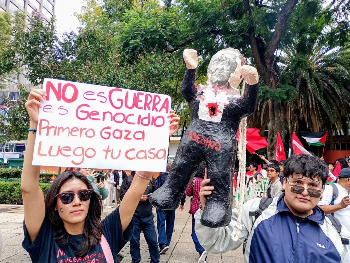 MXReferencia's tweet photo. #CDMX 

Con consignas como "No es una guerra, es genocidio" y "Los niños de Gaza no son una amenaza", se lleva a cabo la movilización de la Alianza Global por #Palestina este 10 de octubre, que recorrerá desde el Ángel de la Independencia hasta el Antimonumento a Palestina. 

🇵🇸La marcha convocó a la embajadora de Palestina en México, Nadya Rasheed, así como contingentes de organizaciones sociales, sindicales y estudiantes que exigen el cese inmediato al asedio de la Franja, el fin del bloqueo humanitario al enclave y exige la ruptura de las relaciones con #Israel.