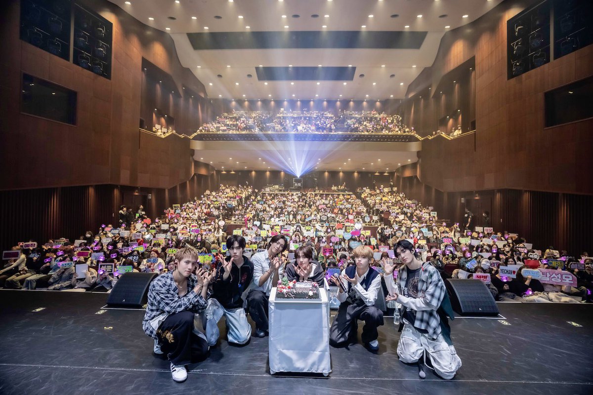 pm10281011's tweet photo. 내가 에투메를 더 좋아하는 순간은 역시 무대 위의 모습👍
어떤 무대에서도 늘 최선을 다하는 모습이 정말 최고야
지금까지 한 걸음씩 올라온 것처럼 앞으로도 더 높이 올라가자!
아직 시작일 뿐이야 3주년 축하해🎉
오래오래 함께하자!
#내가_사랑하는_모든_에투메에게
#261011_82MAJORDAY https://t.co/promxIxDyP