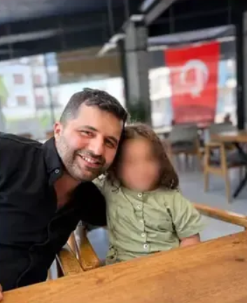 aykiri's tweet photo. Ters yöne girip motokuryeye çarpan sürücü 16 gün sonra serbest bırakıldı, kurye yaşam mücadelesi veriyor.

- Kaza 27 Ağustos’ta İzmir Bornova Ersoy Caddesi’nde meydana geldi.

- Ters yönde ilerleyen araç, 30 yaşındaki motokurye Murat Çelik’e çarptı. Çelik’in bilinci kapandı.

- Doktorlar Çelik’in hayatta kalmasını mucize olarak değerlendiriyor. Yaşaması halinde uzun süreli bakıma ihtiyaç duyabilir.

- Çarpan sürücü ise 16 gün cezaevinde kaldıktan sonra serbest bırakıldı.

- Çelik’in ailesi ve motokurye arkadaşları tahliyeye tepki gösterdi.

- İki buçuk yaşında kızı olan Çelik’in eşi Sevgi Yaşar Çelik, kızının sürekli babasını sorduğunu ama cevap veremediğini söyledi. Çocuğuna annelik yapamadığını anlattı.

- Ailenin avukatı Eyüp Sağır, trafik kazalarında kusur ve tutukluluk sürecine ilişkin düzenlemelerin yetersiz kaldığını savundu. Cezaların caydırıcı olması gerektiğini söyledi.

(Yenigün Gazetesi / Nurcan Etik)