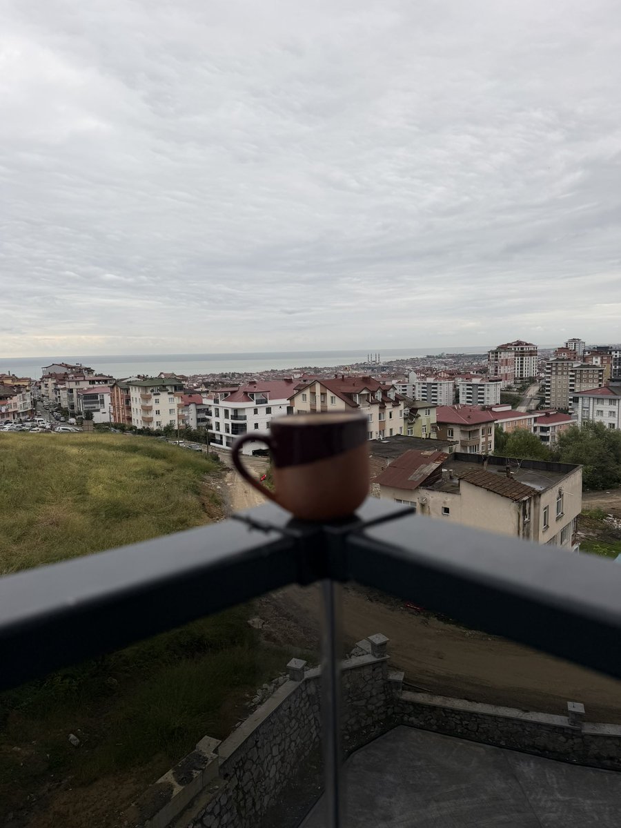 lalih34's tweet photo. Aklınız varsa sıfır eve taşınmayın hele de inşaatı hala daha devam eden sıfır eve hiç taşınmayın elektriği suyu arızası kapısı kolu bitmiyor. Ama tabi manzara herşeye değer https://t.co/p5mkHAc6oW