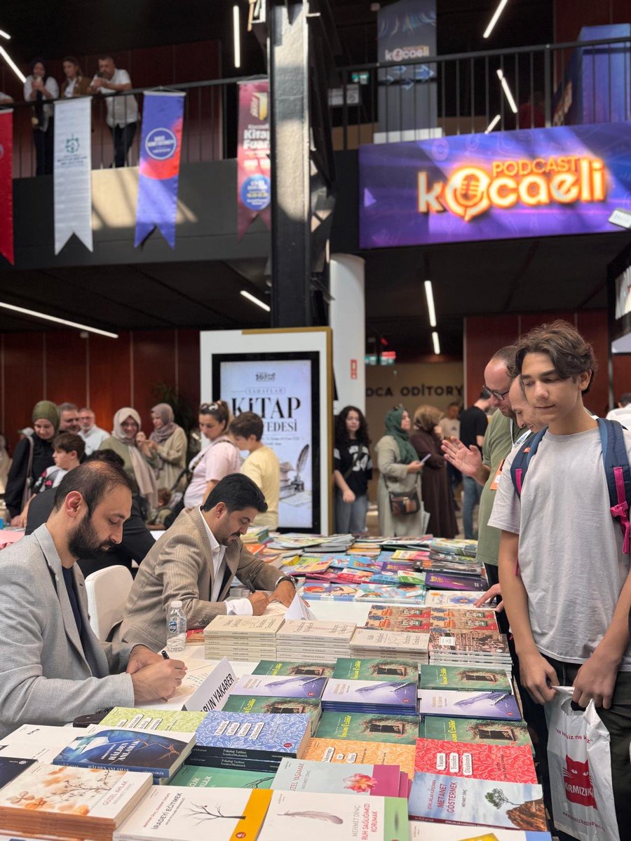 ayasofyadergisi's tweet photo. Kocaeli 16. Kitap Fuarı'nda yazı işleri müdürümüz Harun Yakarer ve genel yayın yönetmenimiz Recep Terler, imza gününde Muhit Kitap standında okurlarıyla buluştu.

İmza günü etkinliğine katılan ve emek veren herkese teşekkür ederiz.
#muhit #kitap #imzagünü https://t.co/efkhRBsbFT