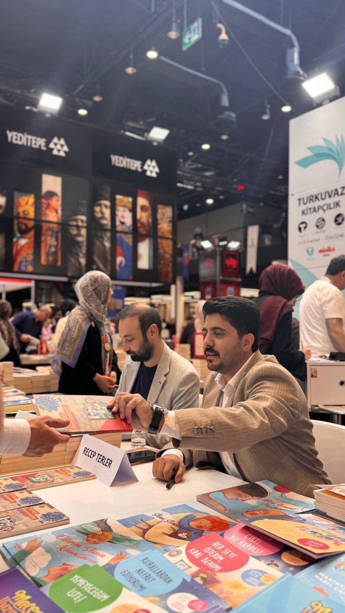 ayasofyadergisi's tweet photo. Kocaeli 16. Kitap Fuarı'nda yazı işleri müdürümüz Harun Yakarer ve genel yayın yönetmenimiz Recep Terler, imza gününde Muhit Kitap standında okurlarıyla buluştu.

İmza günü etkinliğine katılan ve emek veren herkese teşekkür ederiz.
#muhit #kitap #imzagünü https://t.co/efkhRBsbFT