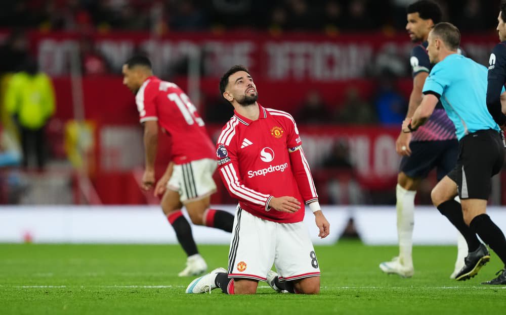 UnitedPidginFC's tweet photo. This na the worst Manchester United performance I done ever see.

Carrick no be the solution to our problem.  And most of the players no suppose start match for us again. https://t.co/qhaMWBnT1n