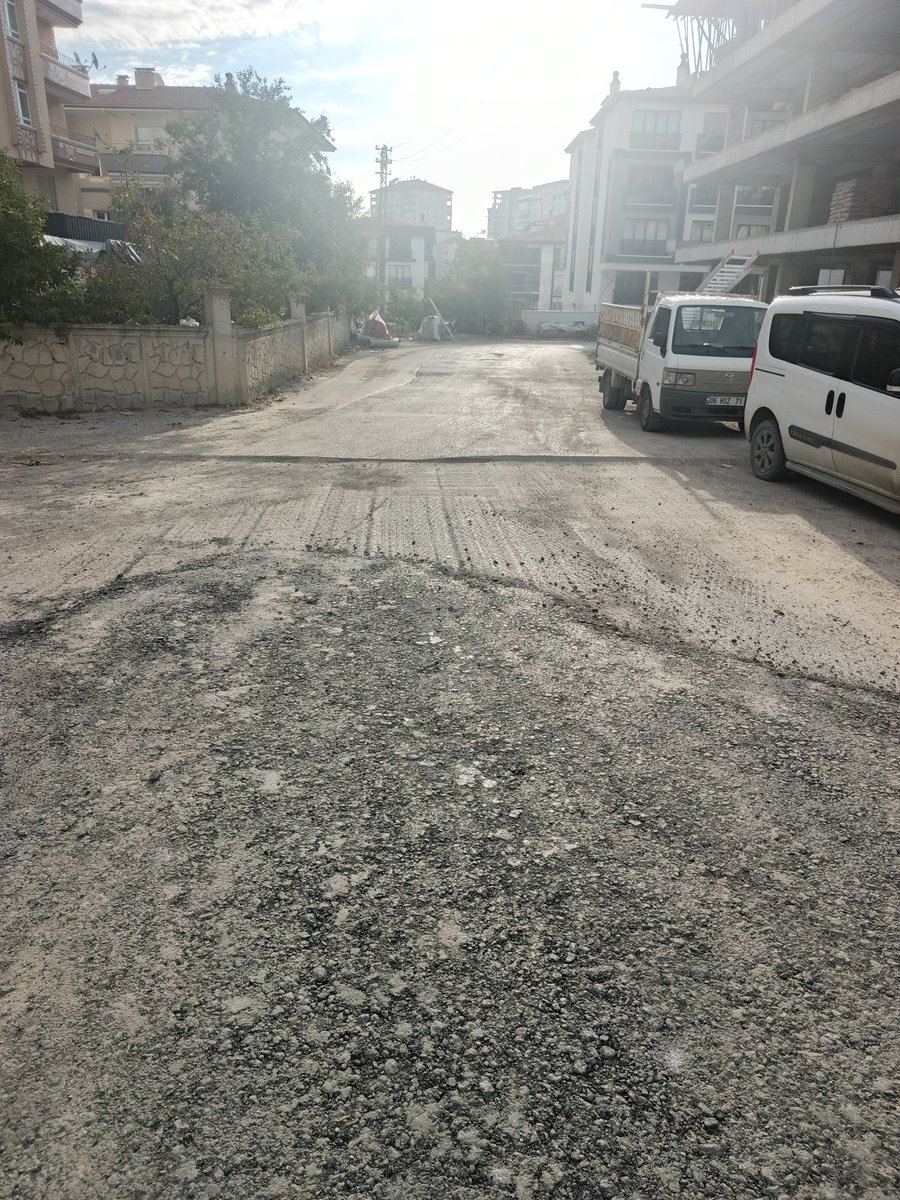 UAker3's tweet photo. @etimesgutbld Elvan mahallesi 1841 sokak ve 1838 sokaktaki asfalt çalışmaları yarım bırakıldı, her gün işe gidip geldiğimiz sokakta oluşan kademe farkından dolayı arabanın alt takımları mahvoluyor, yaklaşık 10 gündür bu vaziyette, şu an herhangi bir çalışma da yok, hiç dokunulmasa bundan iyiyd https://t.co/FfwAGjfehY