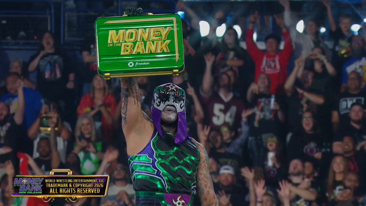 M0NEGLAM's tweet photo. this is seriously the only great thing that happened tonight. #MITB https://t.co/fwTmx3OJ3H
