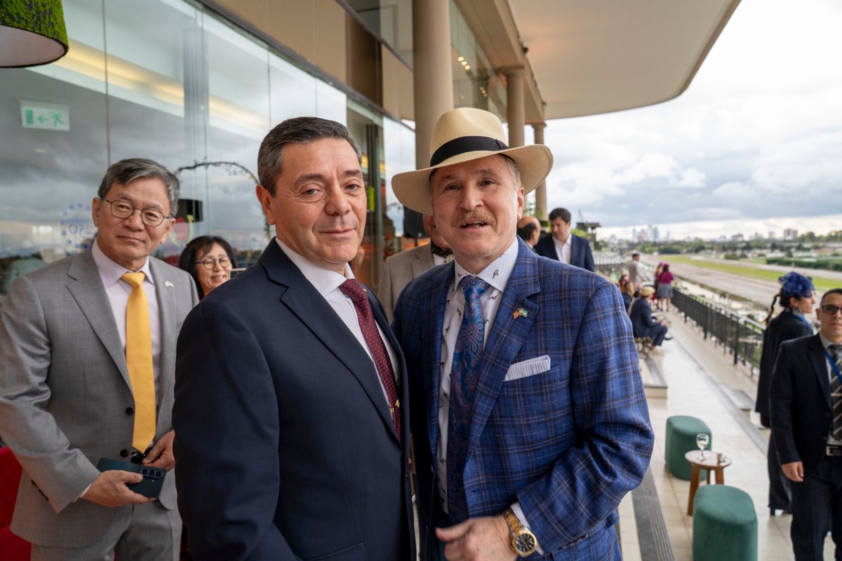 USAmbassadorARG's tweet photo. El Kentucky Derby nació en 1875; el Hipódromo de Palermo, un año después. Dos tradiciones forjadas a miles de kilómetros que hoy se encuentran para festejar los 250 años de la independencia de EE. UU. Y lo hacen con un estreno: la Copa #Freedom250, un trofeo que celebra la pasión por los caballos y una amistad entre nuestros países que avanza a paso firme hacia más libertad y prosperidad. 🇺🇸🇦🇷