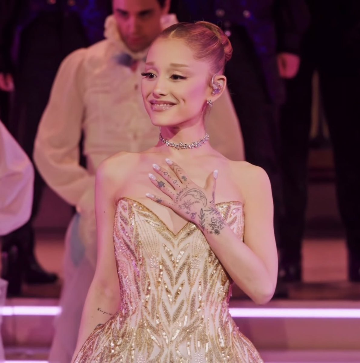 cartierbry's tweet photo. * THIS IS A SOCIAL EXPERIMENT *

comment the first ariana song that comes to your mind when you see this https://t.co/OUXtUA4oY4