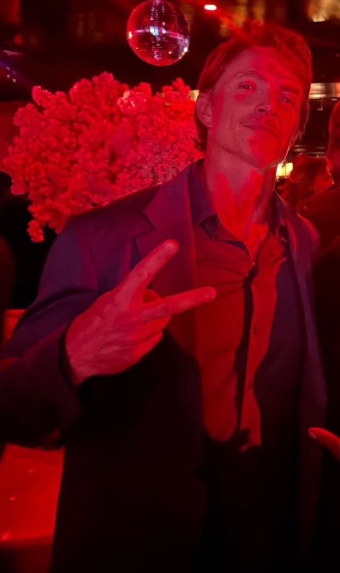 bullseyesgun's tweet photo. him and those damn red lights https://t.co/IVzl4xWQw2