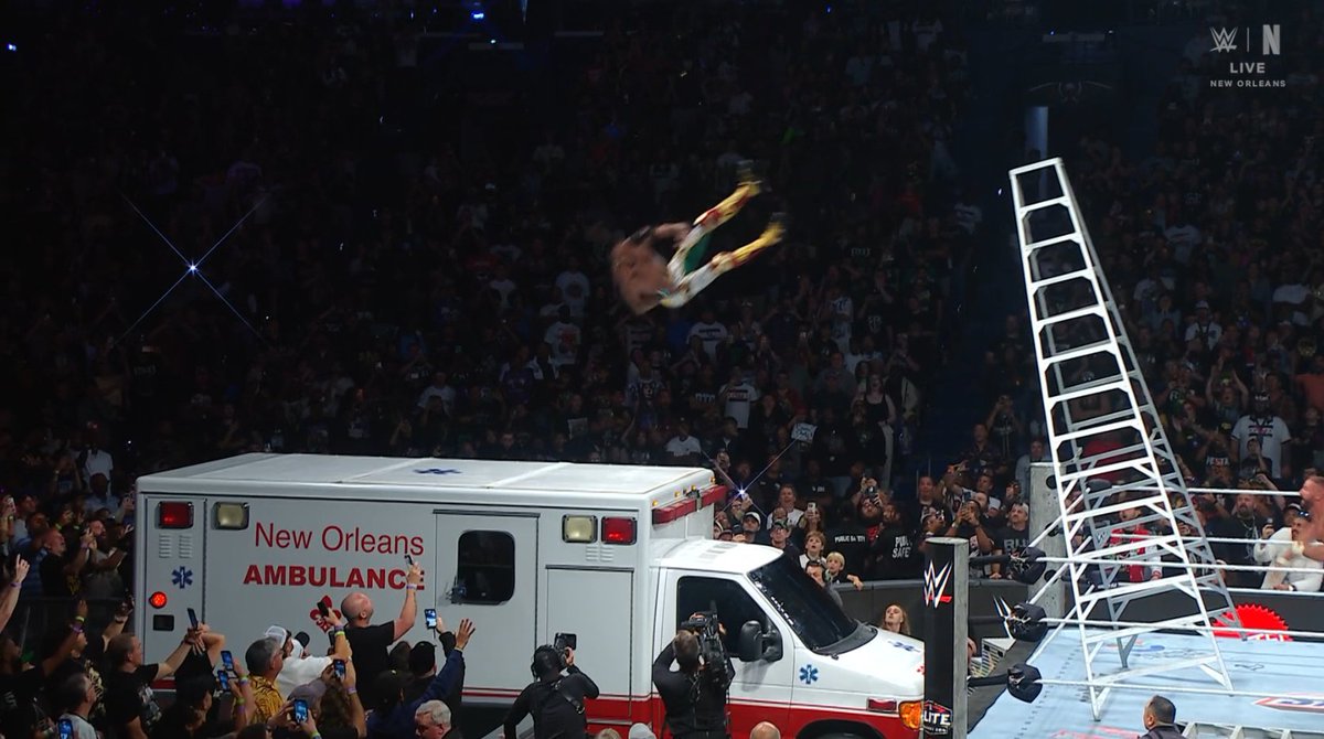 MrDabliuh's tweet photo. Yo tratando de cambiar un foco en mi casa:

#MITB https://t.co/FDS9JDUQhm