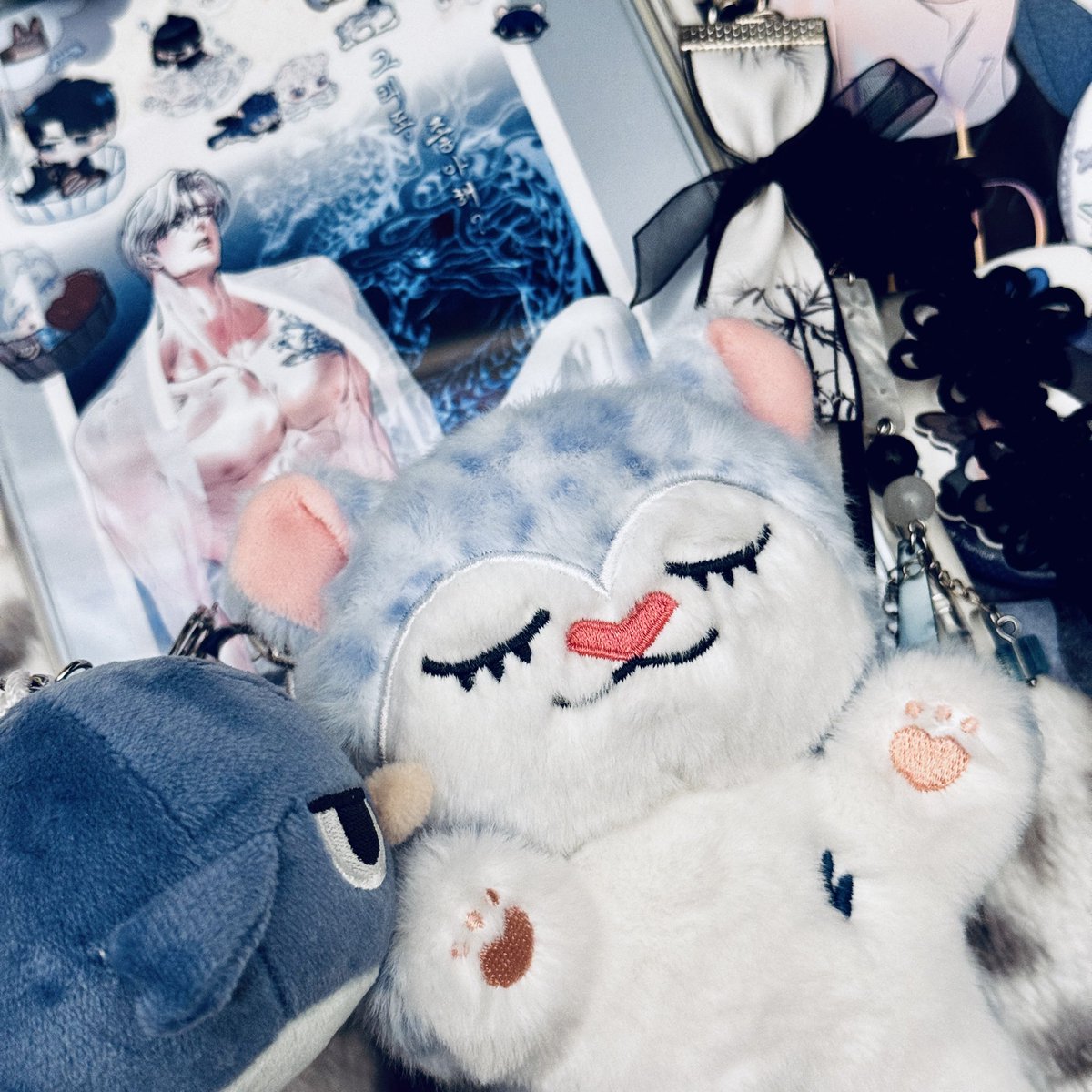 xingsings's tweet photo. yay, the special episodes are now in english on lezhinus, perfectly in time for colton’s birthday!!! 🥳

https://t.co/tWByJQKr15

#HappyColtonDay 
#콜튼_생일축하해
#HAPPY_Colty_DAY
#그조해 #DYSLM
#그래도좋아해 https://t.co/z2hXAPX6Tk