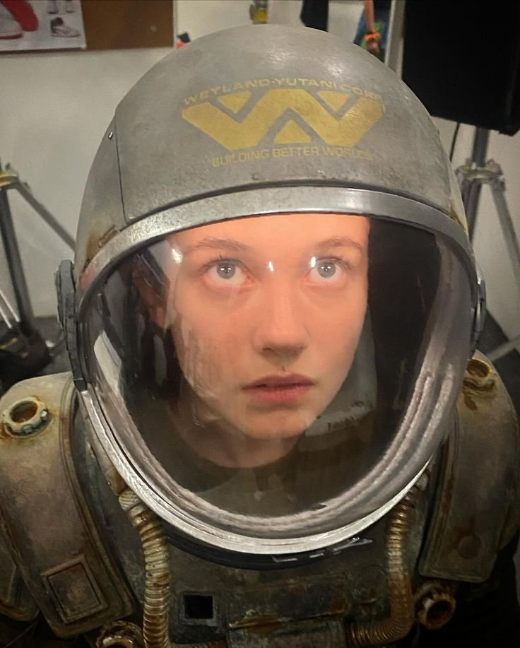 bunnyspaeny's tweet photo. cailee spaeny on set in "alien: romulus" (2023) https://t.co/3Jujgp1zA9
