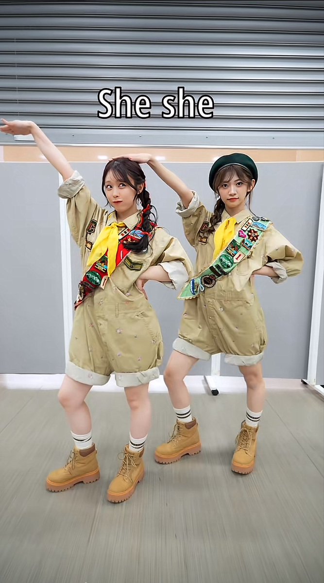 warabimoti375's tweet photo. ポーズを決めるかっこいいお姉さんと
ポーズした後にお姉さんを見るかわいい子供💚❤️
 #板倉可奈  #佐野愛花 https://t.co/No6cWeMF9K
