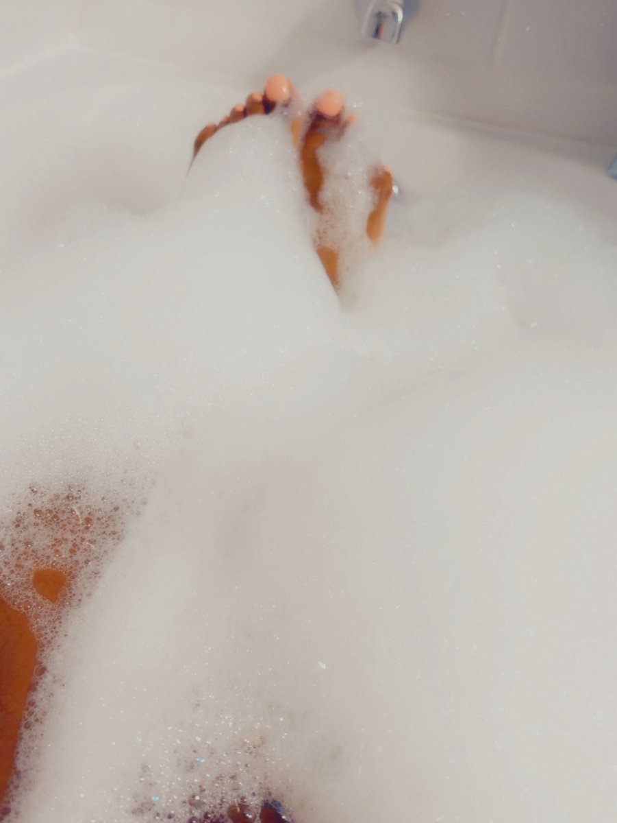 PrettyTipToez's tweet photo. Peek -a-boo . Feet &amp; Bubbles https://t.co/rXmeGA8zjZ