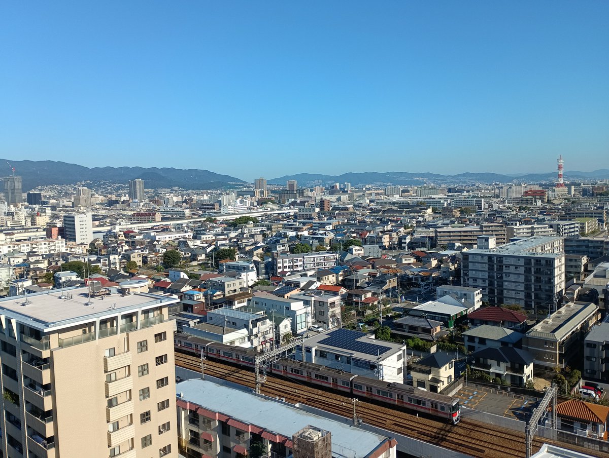 hirokawa3nori's tweet photo. #管理人ご夫妻 このままこのカンパニーでずっと毎週末全国各地を廻りたいくらいの愛しい作品ですが、本日大千穐楽。ご覧いただける最後のチャンスです。兵庫県立芸術文化センターにて12時から。当日券ございます。どうかお見逃しなく🙇
今朝まで滞在したホテルの部屋から眺めた兵庫の街並み✨ https://t.co/X9mHk2I5jm