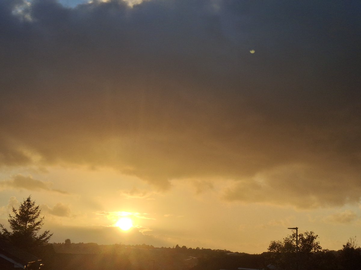 CAYMUSOCAUGHEY's tweet photo. @CAYMUSOCAUGHEY 🐦
Random Sunset
#Random #Sunset #Sunsets #Sky #Skies #Sun #Orange #OrangeSkies #Cloud #Clouds #EndOfTheDay #BallOfFire #Silhouette #Nature #LittleThingsMatter #SunsetsOfTwitter https://t.co/AN1bfveca9