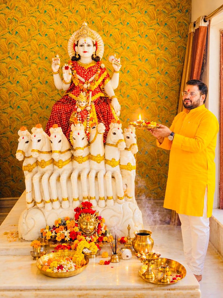 mukeshpatelq4's tweet photo. सुप्रभात,सभी प्यारे प्यारे सनातन साथियों को,

🕉️ सूर्याय नमः । https://t.co/61zYasJ1AV