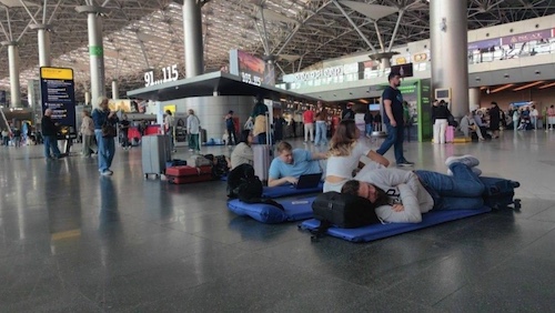 mulder_17's tweet photo. ロシア首都圏へのドローンや気球による攻撃を受け、モスクワのすべての空港が運航を停止
https://t.co/4kzmXIx75b https://t.co/NLTQISTaap