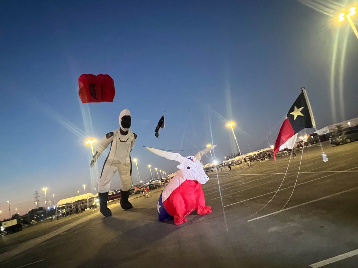 SpaceX_Analyst's tweet photo. @blueskykites flying astronauts over Giga Texas. 

@spaceX @Gwynne_Shotwell @Tesla @elonmusk  @mayemusk https://t.co/akL41TPJF3