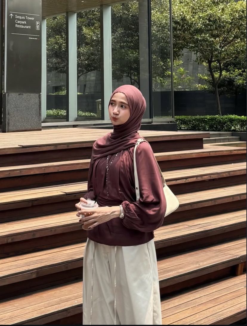 chocomelovess's tweet photo. mahogany blouse + cream pants = definisi clean look yang effortless tapi mahal🤎 https://t.co/ZnEc0LTeX1