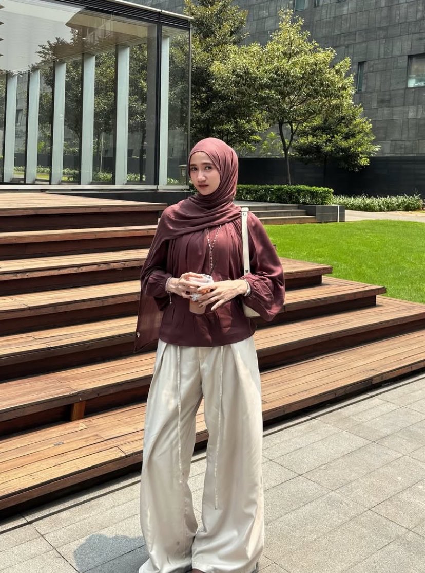 chocomelovess's tweet photo. mahogany blouse + cream pants = definisi clean look yang effortless tapi mahal🤎 https://t.co/ZnEc0LTeX1