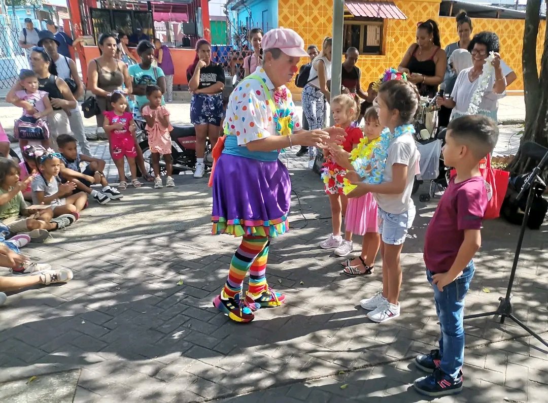 ymartinezvane's tweet photo. En el Acto Central por el inicio de la Jornada de la Cultura Cubana, realizado hoy en el bulevar lajero, pudimos disfrutar de las actuaciones de los payasos Lilu y Toco Loco, con el titere Pepe; una representación de la Casa de Cultura .
#Mayabeque
#DPT https://t.co/eHRFo2TMUo