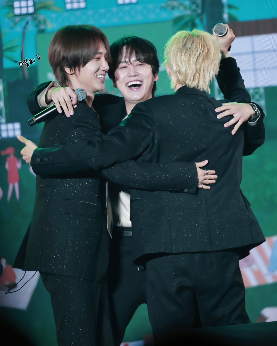 blueskyygirl's tweet photo. Salfok size difference tangannya Yeye sama Kyu. Kelingking nya Kyu aja masih lebih gede ketimbang jempolnya Yeye 😭🤣🤭 https://t.co/c5Vyi08xSm