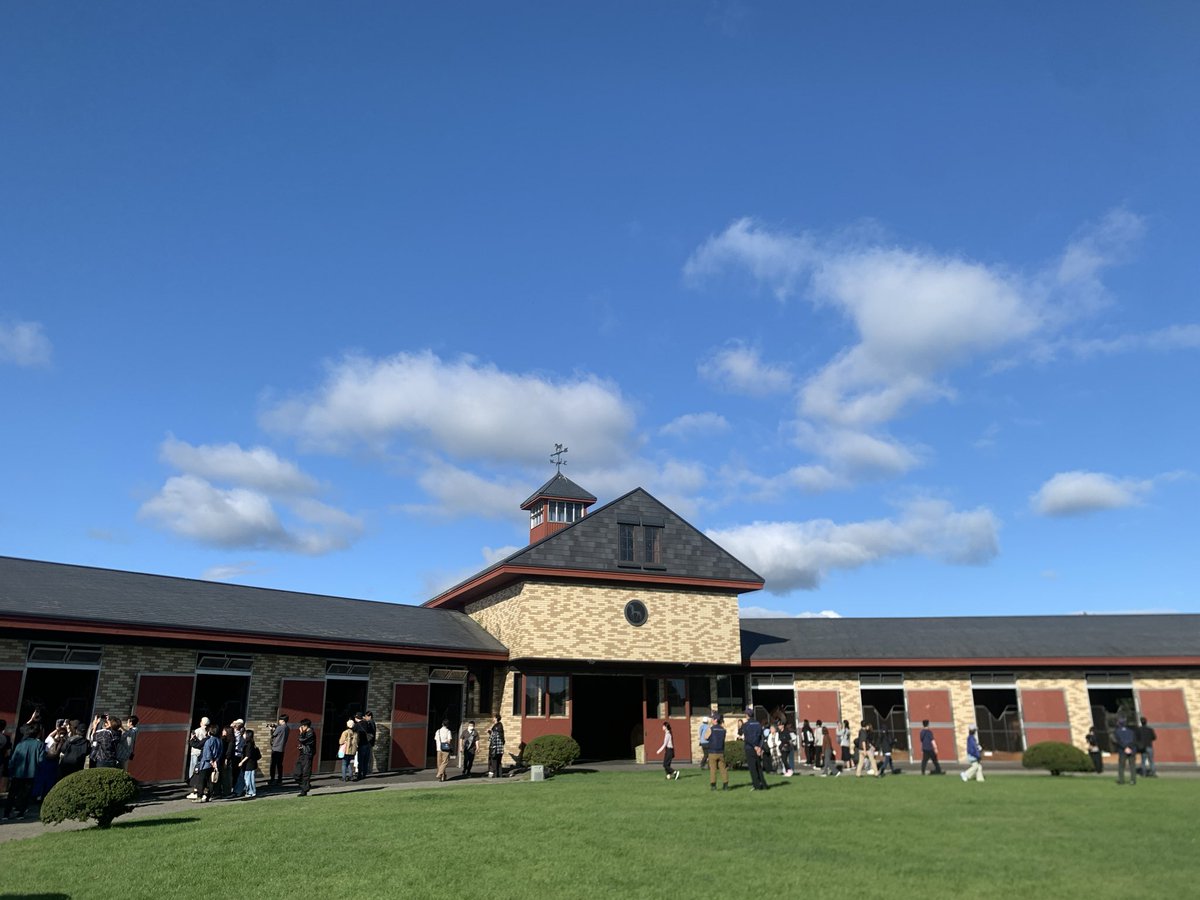 KeibafanShop's tweet photo. 【 🐴牧場見学期間 まもなく終了 】
さあ行こう！ 秋🍂の北海道
今月10月31日で見学終了予定牧場
★ブリーダーズ・スタリオンステーション
★優駿スタリオンステーション
★アロースタッド
★レックススタッド
★ダーレー・ジャパン
スタリオンコンプレックス
★イーストスタッド
※各牧場HP、競走馬のふるさと案内所で
見学時間、見学不可日など詳細確認を！

https://t.co/Sjj7DXJ3KG  🐎馬産地オススメホテル
◎静内エクリプスホテル
◯新冠温泉ホテルヒルズ
▲ Yogiboヴェルサイユリゾートファーム
△ うらかわ優駿ビレッジAERU
△ ホテルアネックスイン

写真は
ブリーダーズ・スタリオン・ステーション
#ジャスタウェイ （写真右）