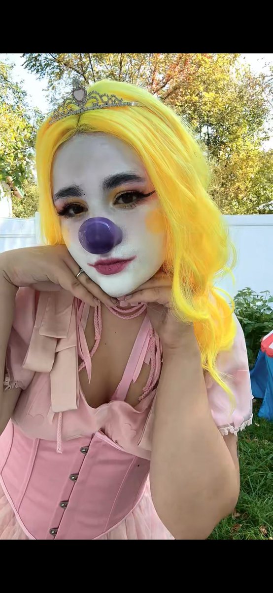 WormytheClown's tweet photo. Strawberry lemonade queen 🤡💞   #clown #clowningaround #clowngirl #weirdgirl #clowncore https://t.co/gfCvEpVGGn