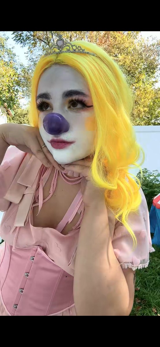 WormytheClown's tweet photo. Strawberry lemonade queen 🤡💞   #clown #clowningaround #clowngirl #weirdgirl #clowncore https://t.co/gfCvEpVGGn