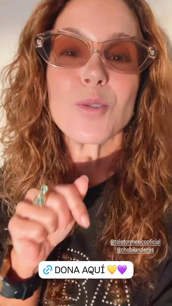 A woman with curly hair and sunglasses speaks in a video, with text 'Teleton Mexico Oficial', '@chobilanderos', and 'DONA AQUÍ' with yellow and purple hearts.