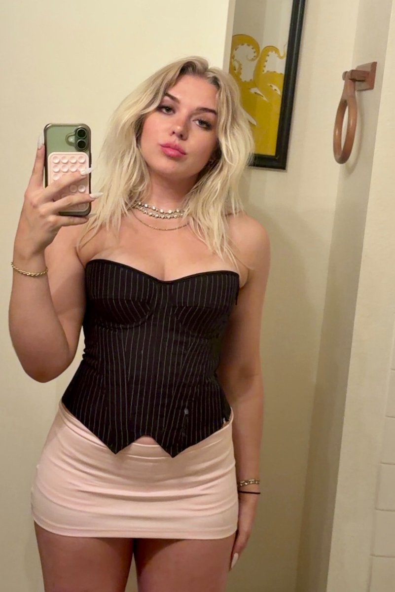 LVblondebully's tweet photo. You would take 100 kicks to the balls for me right? 💋 https://t.co/XZsLDqpqGs