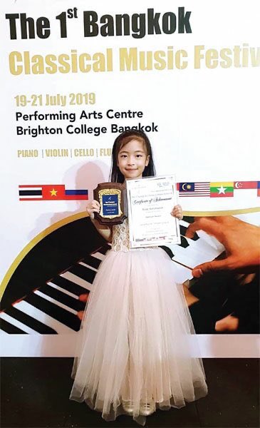 A2OLITE_PICS's tweet photo. Pre-debut photos of Rada, winning Trophies and Certificates for her singing and vocals, Her vocal talent speaks for itself.

#A2O #A2OLITE #RADA https://t.co/gjGPjZjBUy