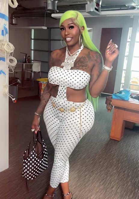 XARIASIVY's tweet photo. she did it first https://t.co/Uov6o4DIOg