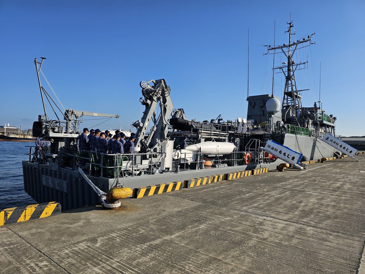 LwG3OPvmR7TiGeo's tweet photo. 今日は和歌山港でのオータムフェスタ。
1100～1500まで一般公開が行われます。
キッチンカーやグッズ販売で頭のテラモトさん、呉の制服のフジさんもグッズ販売をしていますので、是非皆さんお越し下さい。 https://t.co/eUkPHUfwlF