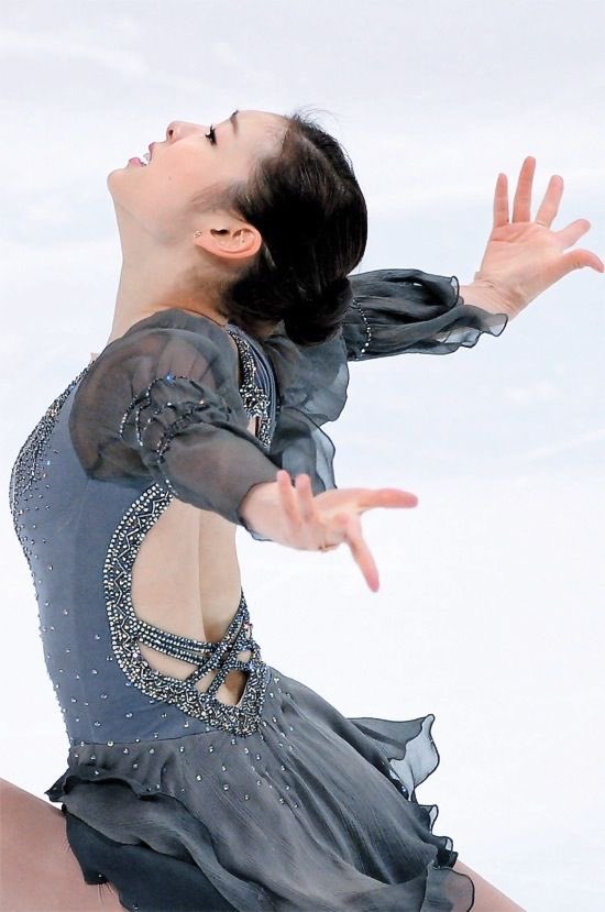 jensofff's tweet photo. Kim Yuna’s smoky gray dress for “Les Misérables” (2012–13)
In a 2025 ELLE Singapore interview, Yuna said she chose everything herself: the costume, music, and choreography. She loved the result so much that it became her favorite costume of her skating career. https://t.co/mvGC69Uy5r