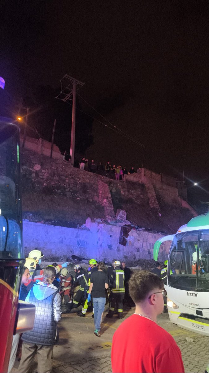 PATRICIOSPINOZA's tweet photo. ⚠️🚒 Rescate vehicular complejo caída de bus desde altura entre cerro #Placeres y #Barón #Valparaiso https://t.co/5FayaUXOfa