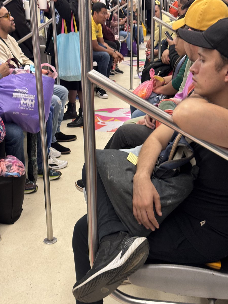 RydBergDelRey's tweet photo. Apoco si se puede ir tomando? @MetroCDMX https://t.co/4Zbwwpvtp0