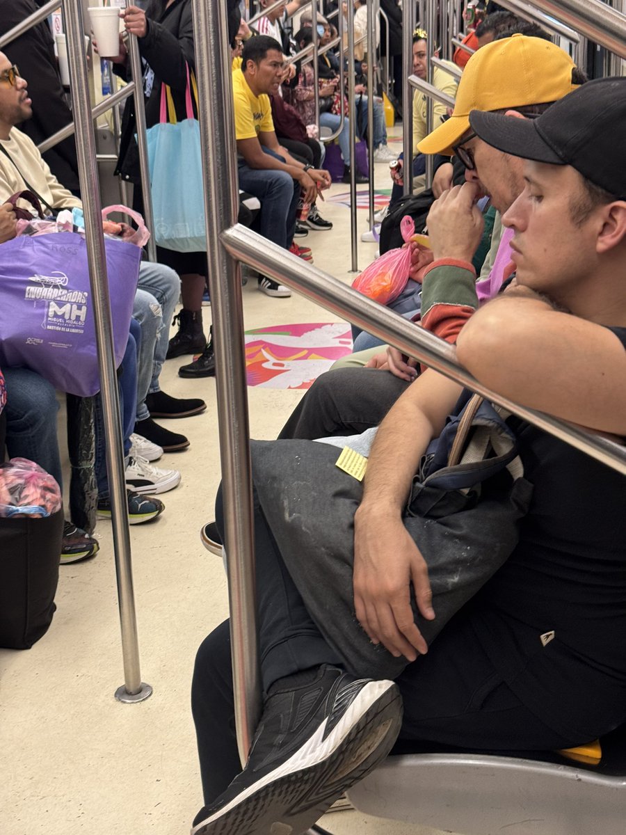 RydBergDelRey's tweet photo. Apoco si se puede ir tomando? @MetroCDMX https://t.co/4Zbwwpvtp0