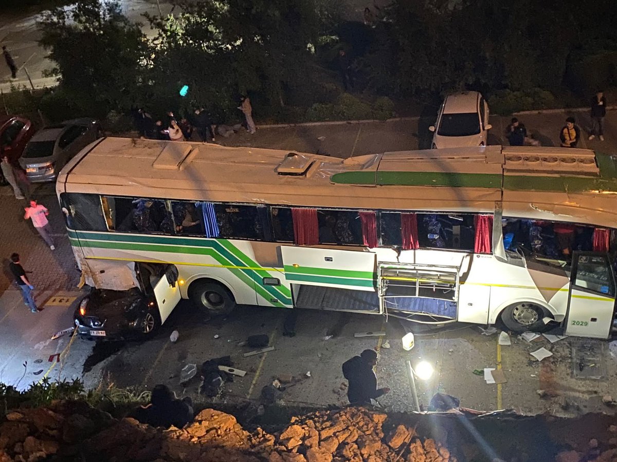 PATRICIOSPINOZA's tweet photo. ⚠️🚒 Rescate vehicular complejo caída de bus desde altura entre cerro #Placeres y #Barón #Valparaiso https://t.co/5FayaUXOfa