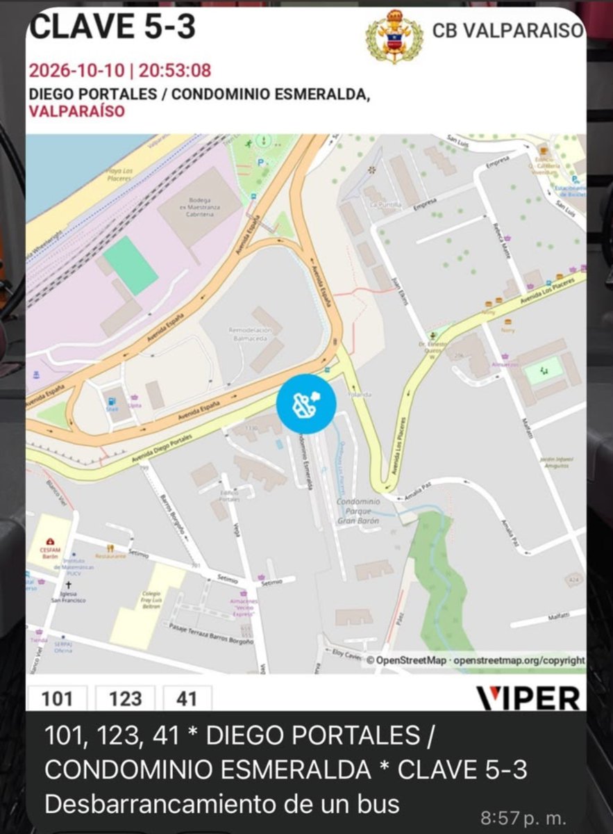 PATRICIOSPINOZA's tweet photo. ⚠️🚒 Rescate vehicular complejo caída de bus desde altura entre cerro #Placeres y #Barón #Valparaiso https://t.co/5FayaUXOfa