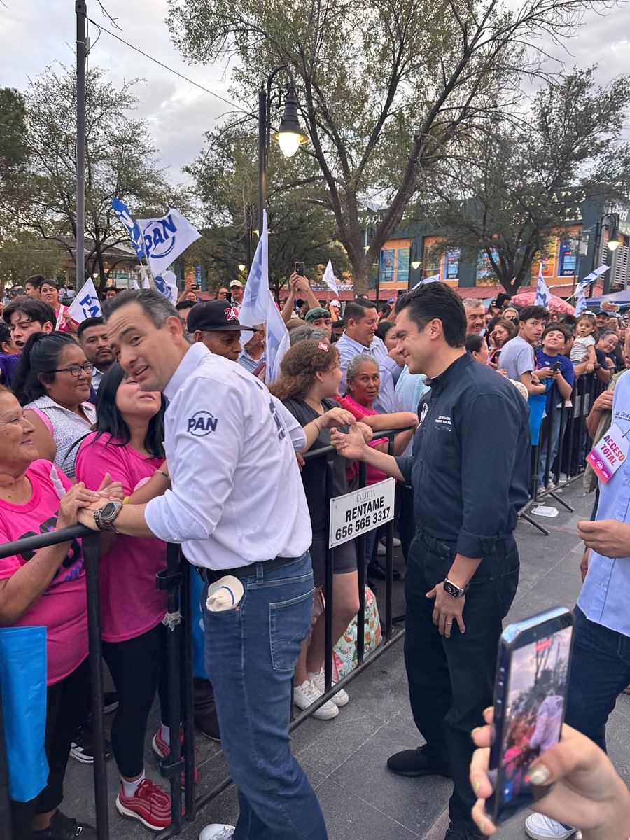 JorgeRoHe's tweet photo. ¡Ya estamos listos! 🇲🇽🔵

Llegamos a Ciudad Juárez para acompañarlos en la entrega de la Coordinación de la Defensa de la #PatriaFamiliaYLibertad en Chihuahua.

¡Nos emociona estar aquí y seguir trabajando por la defensa del estado grande y de todo México! 🙌🏻 https://t.co/GmMkFHkcUQ
