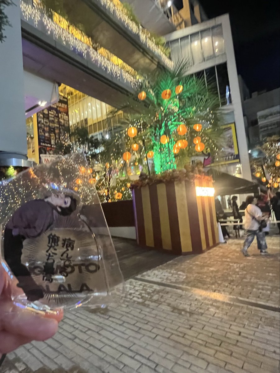 331yukky's tweet photo. 杉本ラララさんのライブ初参戦で1番前！始まる前のオーラと始まってからのギャップ、圧巻な歌唱力に、拍手も忘れてしまうくらい吸い込まれてしまった。おとなりの優しいこころべさんが話しかけてくれて、ラララさんも素敵だしファンも優しい。最高。アクスタ買えた！
#ミナホ
#杉本ラララ https://t.co/oq2iinxxER