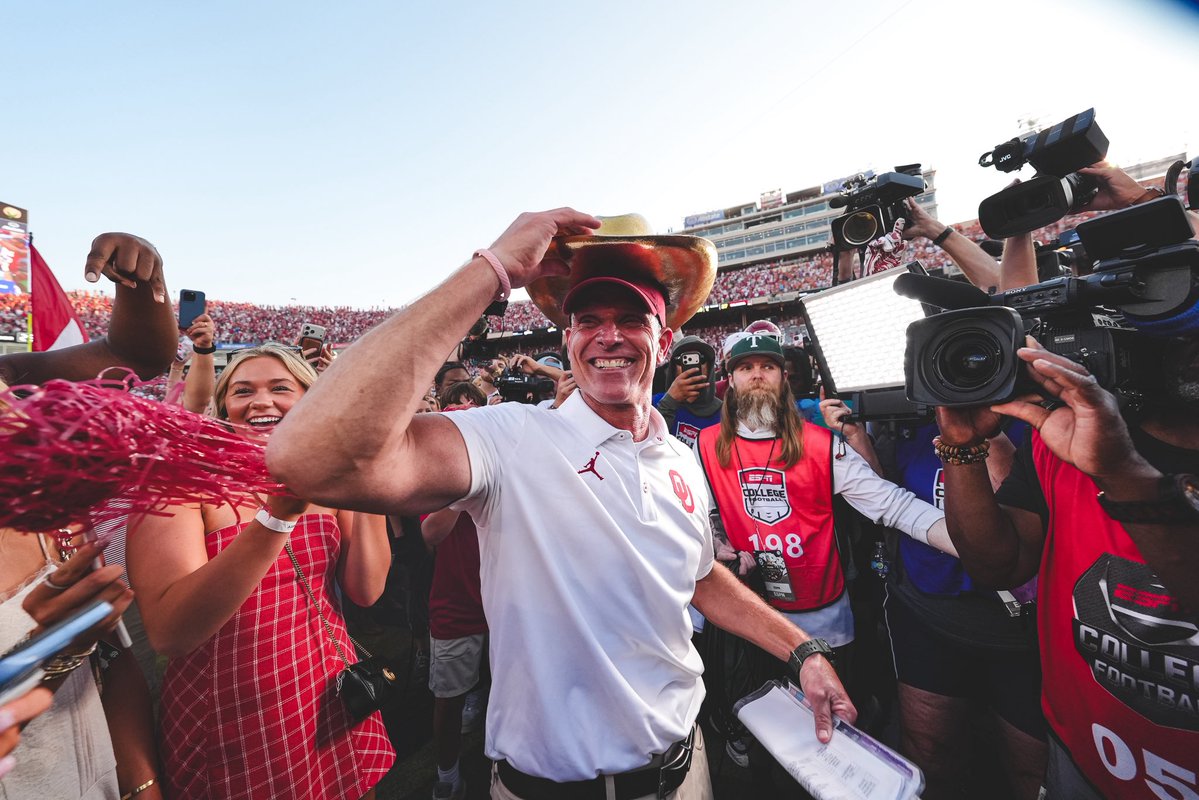OU_Football's tweet photo. Got that hat back 🤠 https://t.co/BA8NhJUuSo