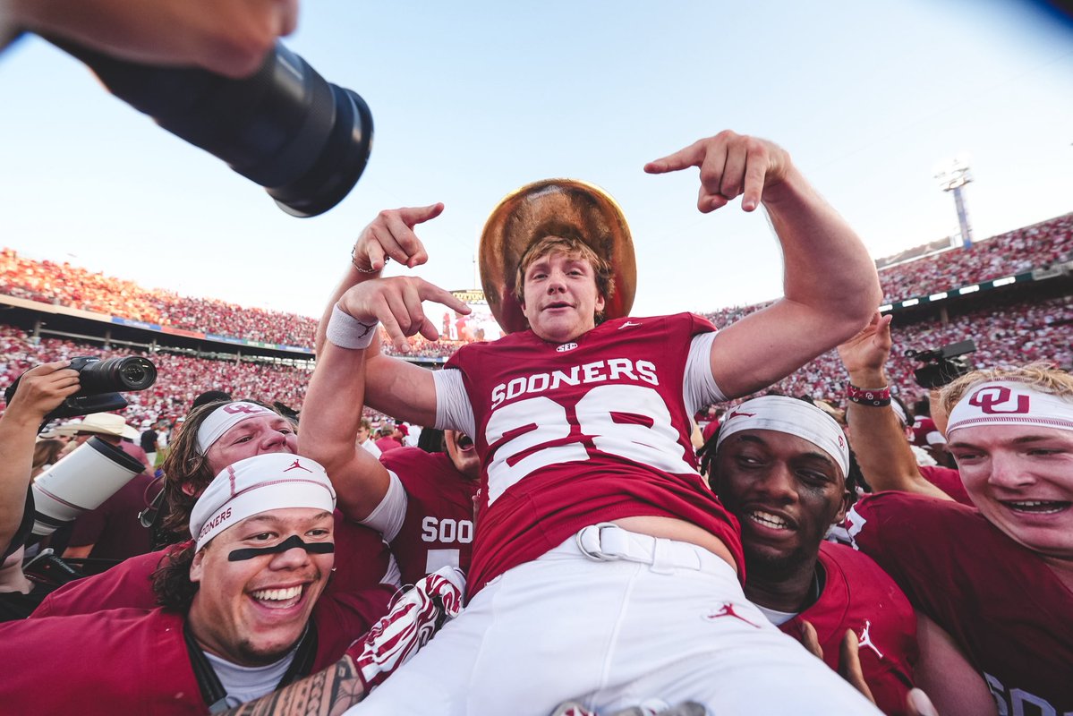 OU_Football's tweet photo. Got that hat back 🤠 https://t.co/BA8NhJUuSo