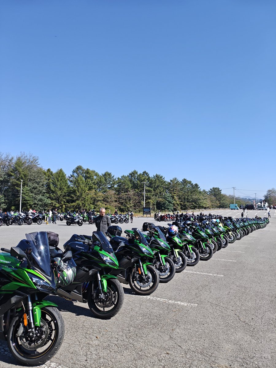 shinyoMK34's tweet photo. 自分のバイクどこかわからなくなるな

#長野県
#佐久市
#NinjaTribeFes2026
#Ninja1000sx https://t.co/Z6MTWeabPf