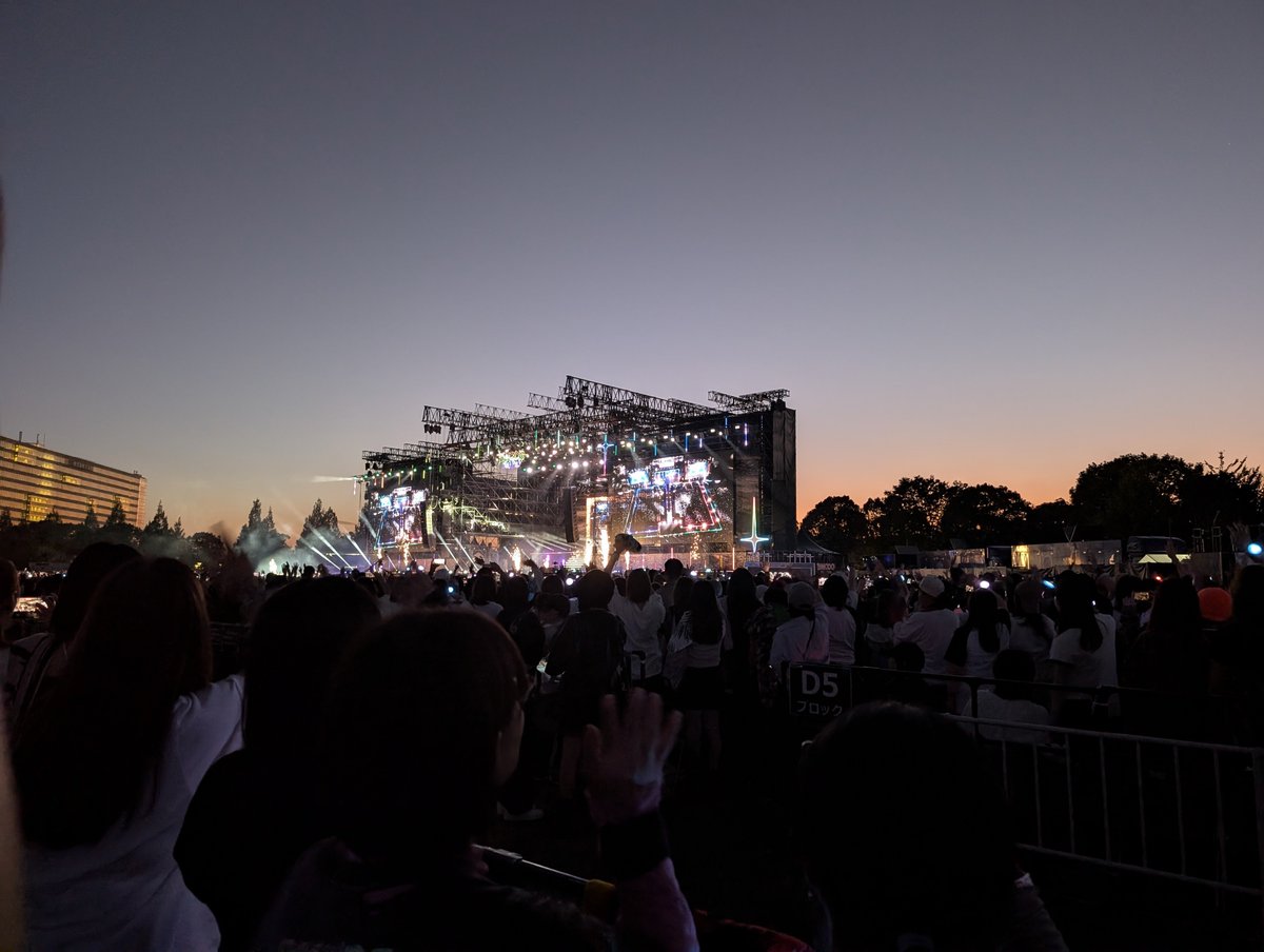 kaolun_Besty's tweet photo. BMSGフェス１日目、冷夏で体感バグってて暑さ忘れて行ったらめっちゃ暑かったし陽射し凄くて汗だくなった🥵
絶対日焼けしてると思う！
日焼け止め必須‼️
西日隠したりあおいだりウマジョブースで貰ったうちわが大活躍だった！
熱中症？なのか具合悪くて運ばれる人何人かいたから暑さ対策大事💦 https://t.co/9fnBxMml4t