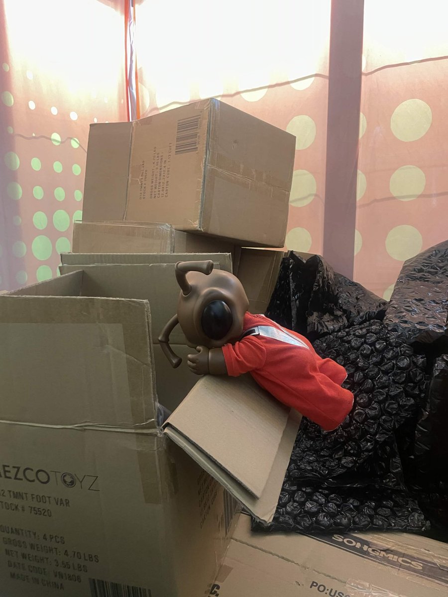 mezcotoyz's tweet photo. Thatβs a wrap on Day 3 of #NYCC and Day 1 of #RumbleCon! π¦ Grubβs helping break down boxes, but it looks like heβs found somethingβ¦ π
What were your favorite reveals so far? See you tomorrow for the final day of NYCC and Day 2 of Rumble Con! #MezcoToyz https://t.co/Y1WC1pTlFp