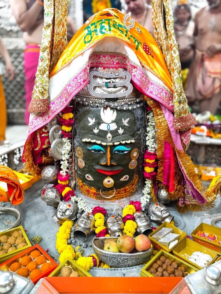 AlokTiwari9335's tweet photo. श्री महाकालेश्वर ज्योतिर्लिंग जी के आज के भस्म आरती श्रृंगार दिव्य व अलौकिक दर्शन 11.10.2026

बोलो जय श्री महाकाल 🙏🚩

#HappyNavratri #नवरात्रि https://t.co/VwBNsBePQP